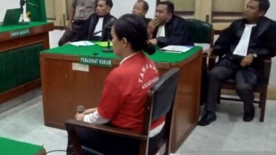 Ratu Entok saat jalani sidang dakwaan (Antara)