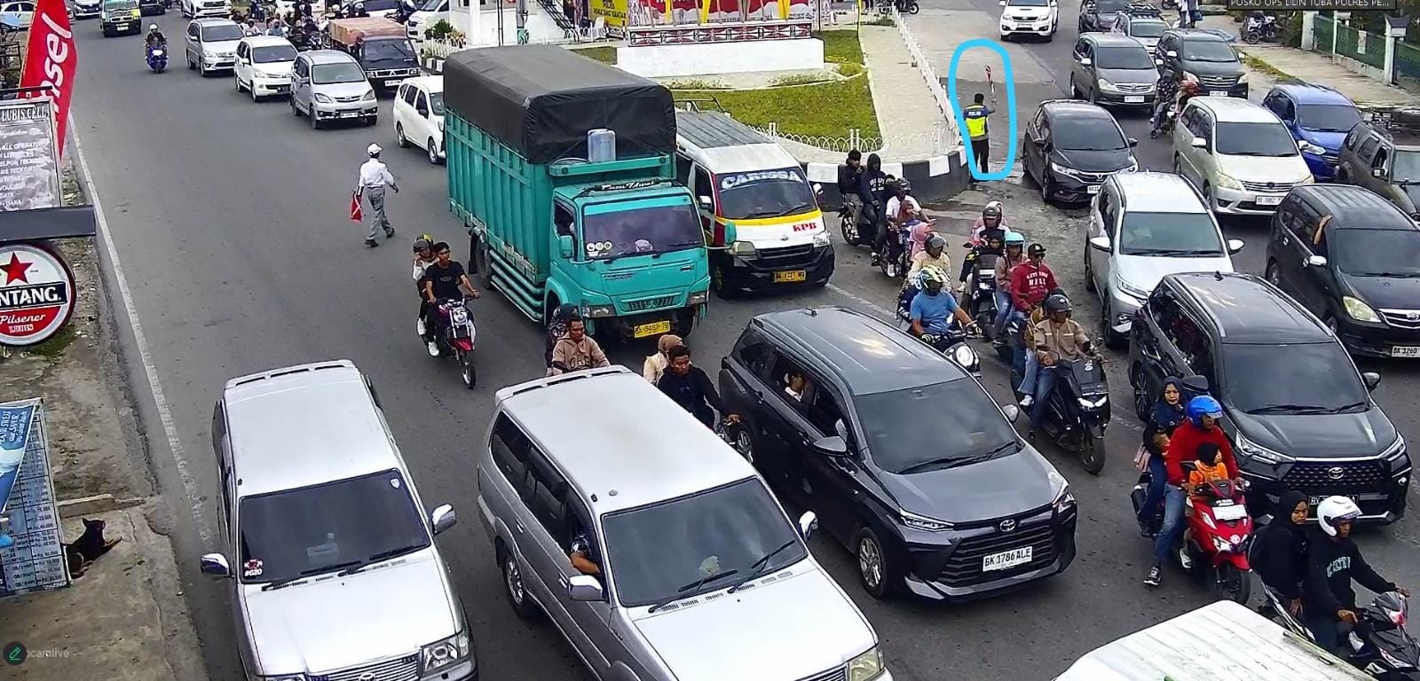 Indikasi keberhasilan Operasi Lilin Toba 2024 terlihat Polantas berjaga di wilayah rawan macet. [Ist]