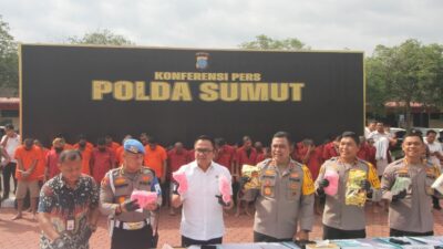 Kapolda Sumut Irjen Pol. Whisnu Hermawan Februanto tunjukkan bb.(ist)