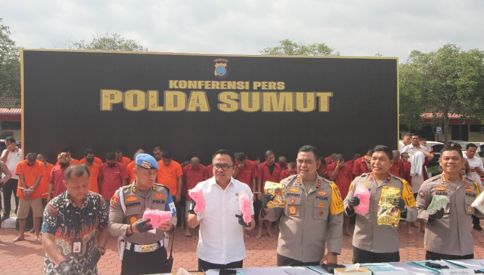 Kapolda Sumut Irjen Pol. Whisnu Hermawan Februanto tunjukkan bb.(ist)