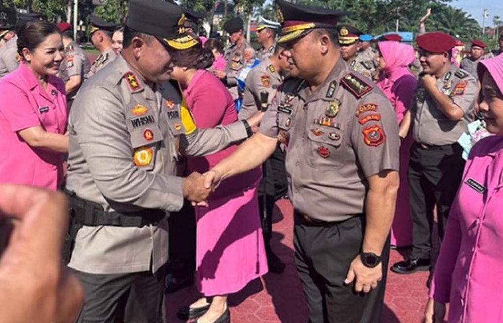 Kapolda Sumut Irjen Pol Whisnu Hermawan Februanto disalami Kombes Pol Anhar Arlia Rangkuti.(*)