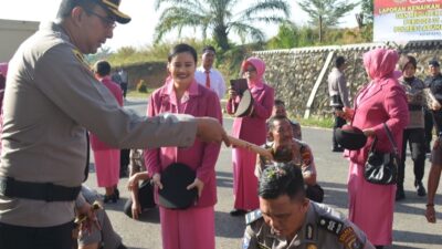 Kapolres Labusel, AKBP Arfin Fachreza menyirami air kembang ke personel yang naik pangkat.(ist)