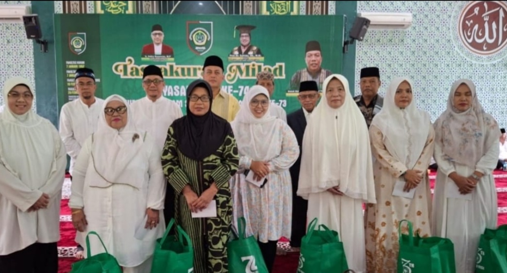 Ketua Umum Yayasan UISU Indra Gunawan poto bersama Rektor Prof Safrida, Ketua IKA UISU Musa Rajek Shah dan wakil rektor. (ist)