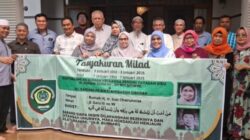 Keluarga Besar UISU poto bersama usai mengunjungi keluarga para pendiri UISU.(ist)