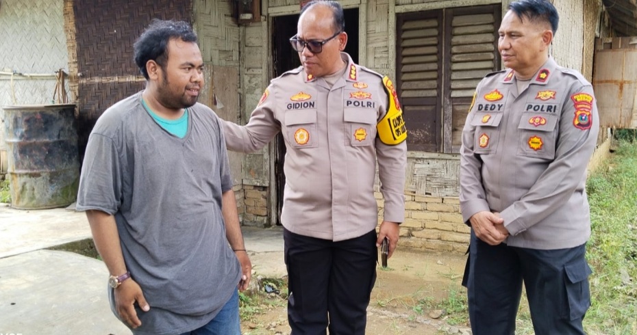 Kapolrestabes Medan Kombes Pol Gidion Arif Setyawan didampingi Kompol Dedy Dharma akrab berbincang dengan korban begal. (ist)