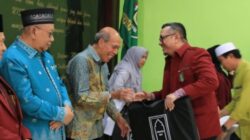 Ketua Umum Pengurus Yayasan UISU Ir Indra Gunawan, MP menyerahkan bingkisan kepada mantan rektor dan wakil rektor.(ist)