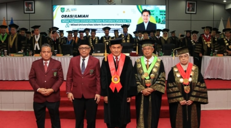 Menko Yusril Ihza Mahendra poto bersama Guru Besar UISU Prof Djohar Arifin, Rektor, Ketua Umum Yayasan, pengurus serta WR dan dekan.(ist)