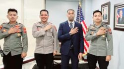 Tim Patroli Samapta Polrestabes Medan poto bersama Plt Konsulat Amerika, Mr. Joshua Gonzales.(ist)