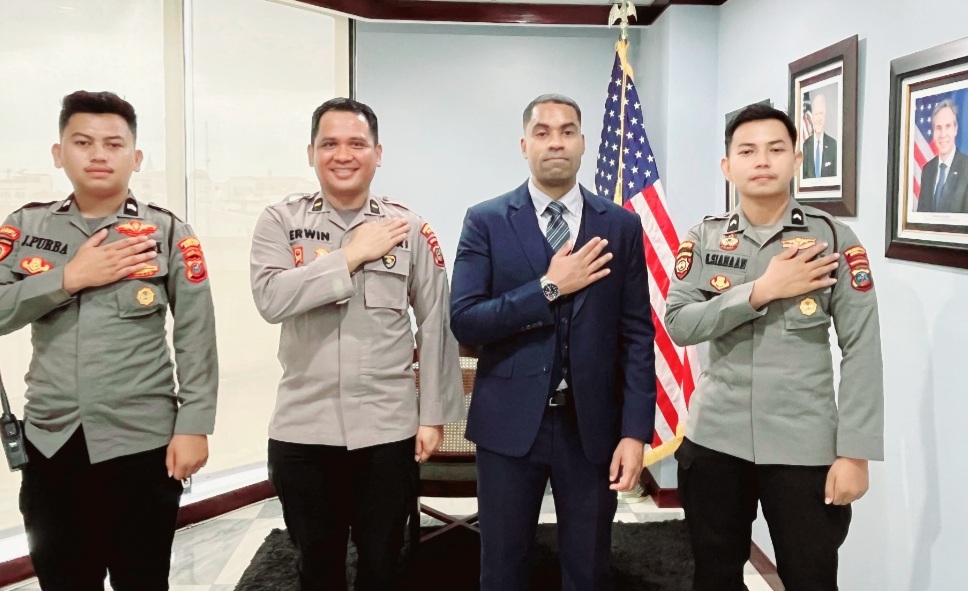 Tim Patroli Samapta Polrestabes Medan poto bersama Plt Konsulat Amerika, Mr. Joshua Gonzales.(ist)