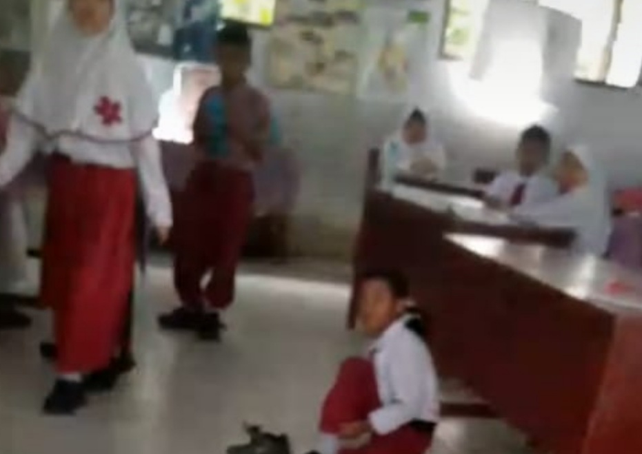 Tangkapan layar, MI harus belajar di lantai kelas.(ist)