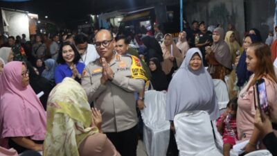 Kapolrestabes Medan Kombes Pol Gidion Arif Setyawan berbaur dengan warga.(ist)