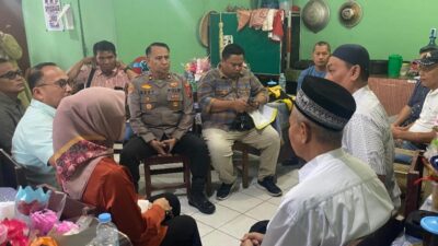 Kapolsek Delitua Kompol Dedy Dharma menyaksikan pertemuan antara orangtua siswa dengan pihak sekolah.(ist)