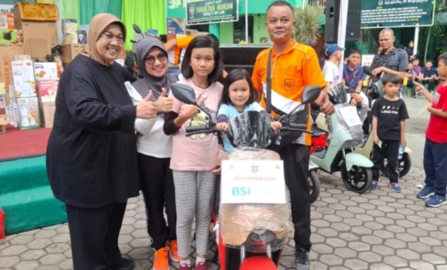 Rektor UISU Prof Dr Safrida, SE, MSi poto bersama pemenang utama.(ist)