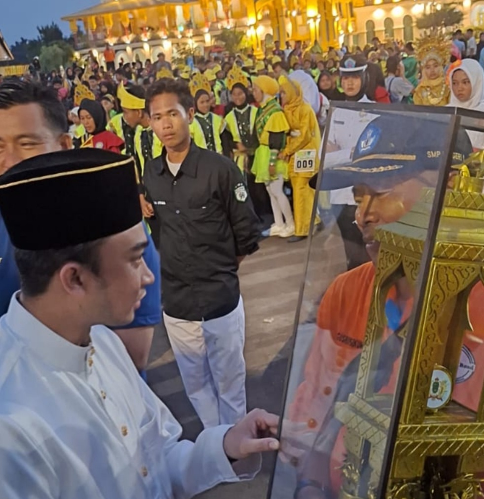 Sultan Deli XIV Tuanku Mahmud Lamantjiji Perkasa Alam menyerahkan piala dan uang pembinaan kepada juara drumband dan marching.(ist)