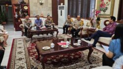 Kapolrestabes Medan Kombes Pol Gidion Arif Setyawan berdialog dengan Konjen Tiongkok Mr Zhang Ming.(ist)