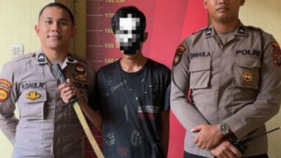 Pelaku tawuran diapit polisi.(ist)