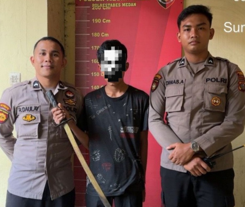 Pelaku tawuran diapit polisi.(ist)