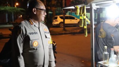 Kapolrestabes Medan Kombes Pol Gidion Arif Setyawan sapa penjual jamu.(ist)