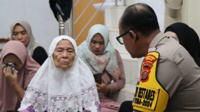 Kapolrestabes Medan Kombes Pol Gidion Arif Setyawan berdialog dengan keluarga almarhum.(ist)