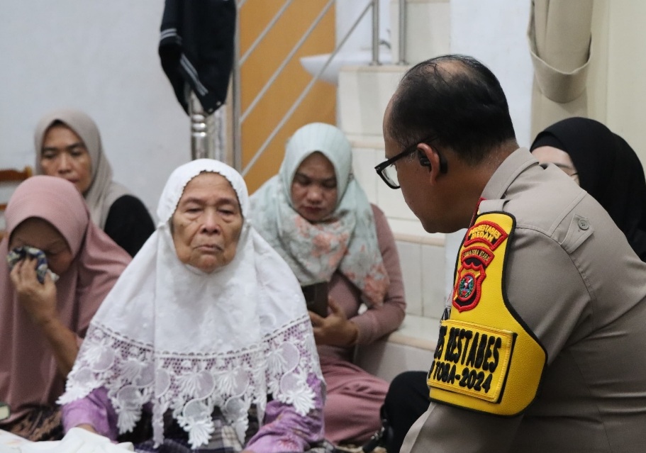 Kapolrestabes Medan Kombes Pol Gidion Arif Setyawan berdialog dengan keluarga almarhum.(ist)