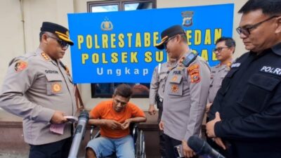 Kapolrestabes Medan Kombes Pol Gidion Arif Setyawan interogasi pelaku diatas kursi roda.(ist)