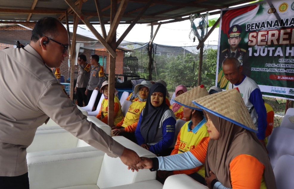 Kapolrestabes Medan Kombes Pol Gidion Arif Setyawan menyalami petani.(ist)