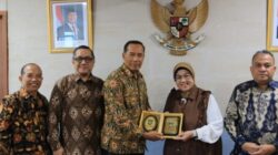 Wamen Dikti Saintek Prof. Fauzan menerima cendara mata diserahkan Rektor UISU Prof Safrida dan poto bersama Ketua Umum Pengurus Yayasan UISU Indra Gunawan, dan Sekretaris Umum PY UISU M Idris.(ist)