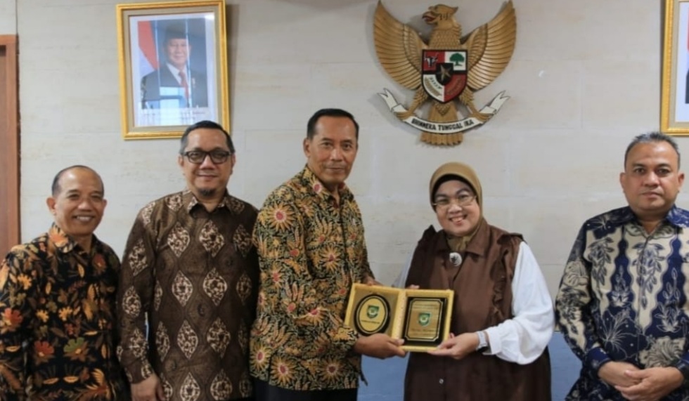 Wamen Dikti Saintek Prof. Fauzan menerima cendara mata diserahkan Rektor UISU Prof Safrida dan poto bersama Ketua Umum Pengurus Yayasan UISU Indra Gunawan, dan Sekretaris Umum PY UISU M Idris.(ist)