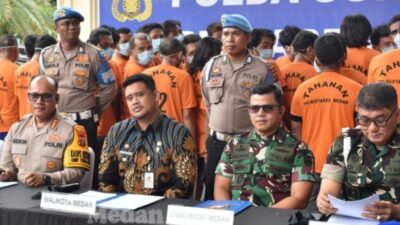 Kapolrestabes Medan, Kombes Pol Gidion Arif Setyawan (paling kiri) memberikan keterangan.(*)