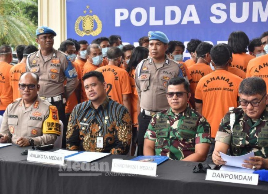 Kapolrestabes Medan, Kombes Pol Gidion Arif Setyawan (paling kiri) memberikan keterangan.(*)