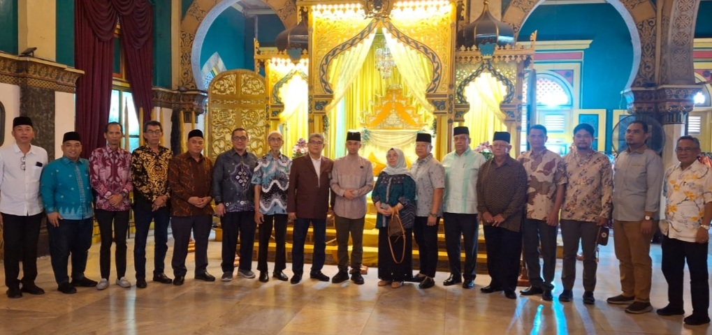 Sultan Deli XIV Tuanku Mahmud Lamantjiji Perkasa Alam foto bersama Ketua Pembina Yayasan UISU Prof Fauzie Yusuf Hasibuan, Ketua Pengurus Yayasan UISU Ir Indra Gunawan, MP dan jajaran.(ist)