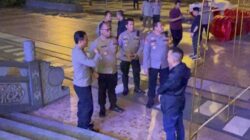 Kapolrestabes Medan Kombes Pol Gidion Arif Setyawan berdialog dengan pengurus vihara.(ist)