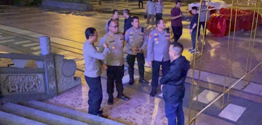 Kapolrestabes Medan Kombes Pol Gidion Arif Setyawan berdialog dengan pengurus vihara.(ist)