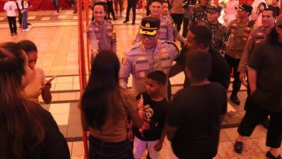 Kapolrestabes Medan, Kombes Pol Gidion Arif Setyawan berdialog dengan warga di salah satu vihara di Medan. (ist)