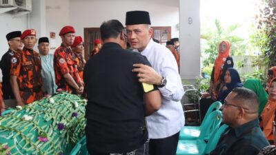 Kapolrestabes Medan Kombes Pol Gidion Arif Setyawan menyalami H Musa Rajekshah.(ist)