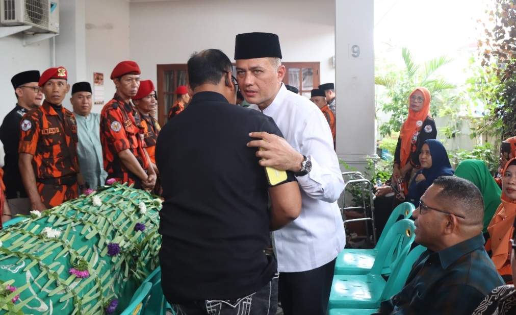 Kapolrestabes Medan Kombes Pol Gidion Arif Setyawan menyalami H Musa Rajekshah.(ist)