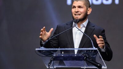 Khabib Nurmagomedov berbicara dalam upacara pelantikan UFC Hall of Fame di T-Mobile Arena, Nevada, Amerika Serikat, 30 Juni 2022.(CARMEN MANDATO/AFP)