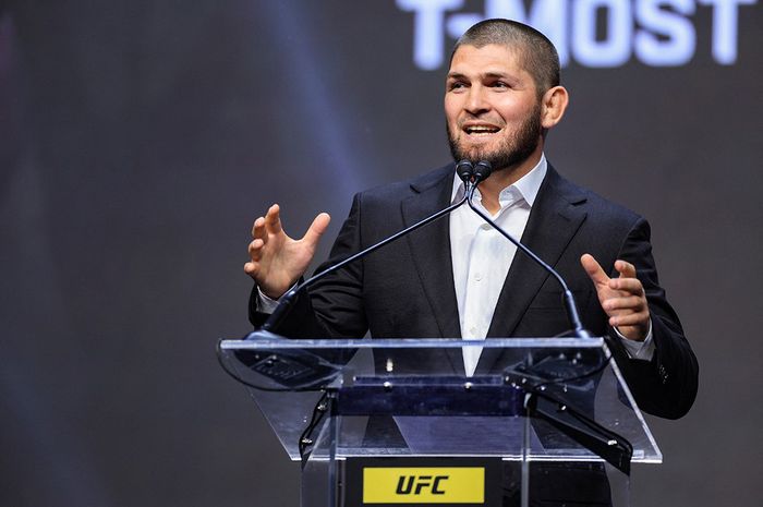 Khabib Nurmagomedov berbicara dalam upacara pelantikan UFC Hall of Fame di T-Mobile Arena, Nevada, Amerika Serikat, 30 Juni 2022.(CARMEN MANDATO/AFP)