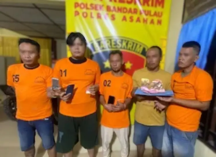 Petugas Unit Reskrim Polsek Bandar Pulau, Polres Asahan, menangkap lima sindikat pengedar sabu.