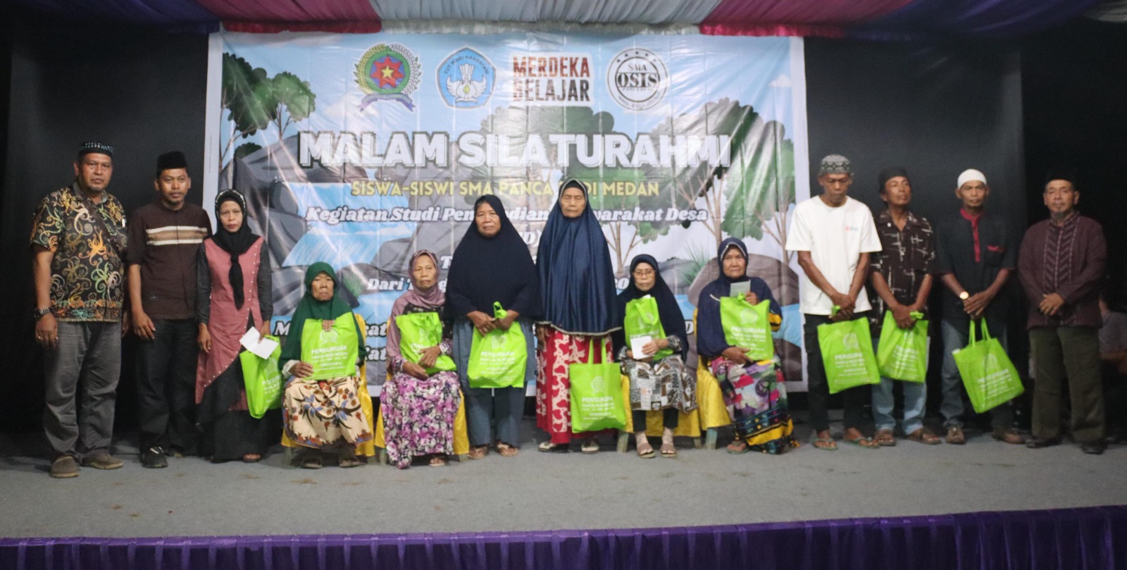 Siswa SMA Panca Budi Medan foto bersama warga dalam malam silaturahmi SPMD. (Ist)