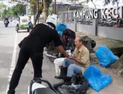 Humas Polrestabes Medan Bagi-bagi Rezeki Paket Makanan kepada Masyarakat