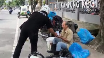 Personel bagikan paket makanan. (ist)