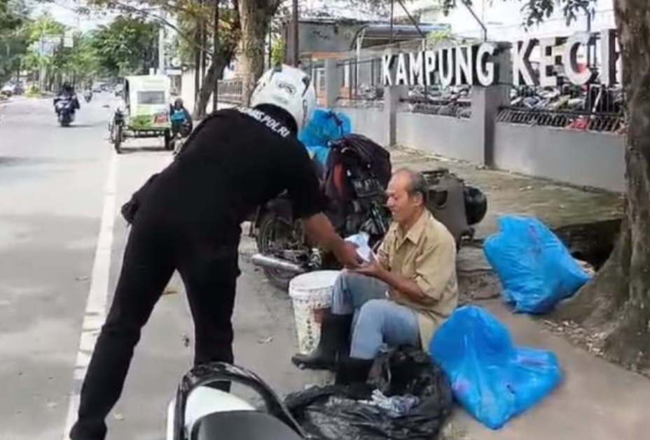 Personel bagikan paket makanan. (ist)