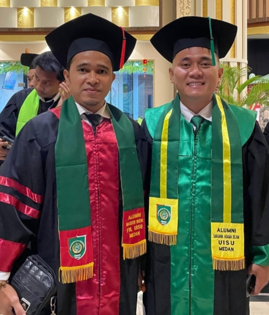 Wisudawan Fahmi Huseini Lubis (kanan) poto bersama wisudawan lainnya.(ist)