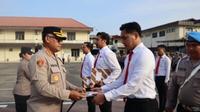 Kapolrestabes Medan Kombes Pol Gidion Arif Setyawan menyerahkan reward kepada personel berprestasi.(ist)