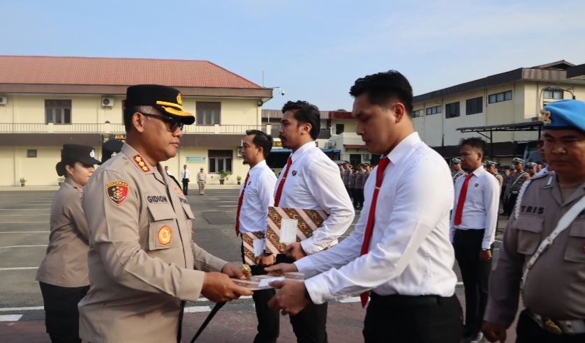 Kapolrestabes Medan Kombes Pol Gidion Arif Setyawan menyerahkan reward kepada personel berprestasi.(ist)