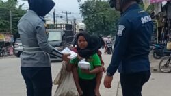 Personel Humas Polrestabes Medan dan Dishub Medan bagikan paket makanan.(ist)