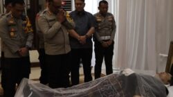 Kapolrestabes Medan Kombes Pol Gidion Arif Setyawan bersama jajaran di rumah duka Kombes Pol (Purn) Makmur Ginting.(ist)