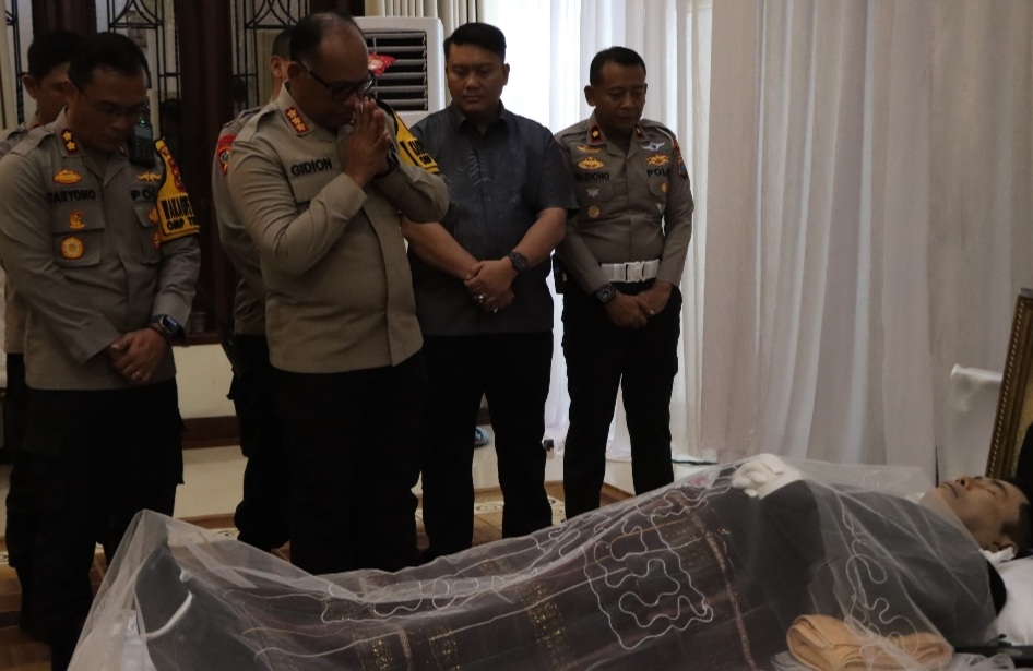 Kapolrestabes Medan Kombes Pol Gidion Arif Setyawan bersama jajaran di rumah duka Kombes Pol (Purn) Makmur Ginting.(ist)