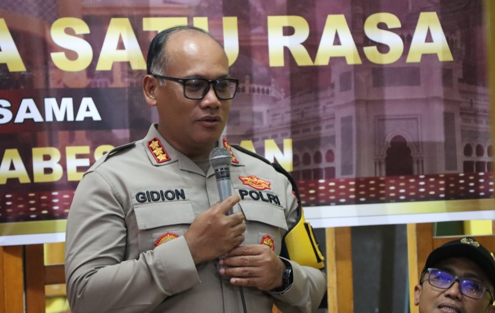 Kapolrestabes Medan Kombes Pol Gidion Arif Setyawan sapa warga.(ist)